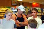 Aalsmeer 13 juli 2002
Gerard Joling met Dave
