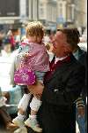 Amsterdam 6 juli 2002
Harry Mens met zijn jongste dochtertje op de PC Hooftstraat