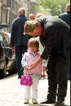 Amsterdam 6 juli 2002
Harry Mens met zijn jongste dochtertje op de PC Hooftstraat