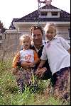 Tilburg 12 juli 2002
Jean Paul v Gastel samen met zijn twee dochters voor het nieuwe huis wat ze aan het bouwen zijn