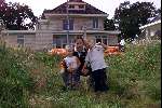 Tilburg 12 juli 2002
Jean Paul v Gastel samen met zijn twee dochters voor het nieuwe huis wat ze aan het bouwen zijn