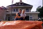 Tilburg 12 juli 2002
Jean Paul v Gastel samen met zijn twee dochters voor het nieuwe huis wat ze aan het bouwen zijn