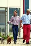 Rotterdam 18 juli 2002
Butler Herman van Pim Fortuyn met de hondjes