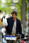 Amsterdam 2 juli 2002
Robert ten Brink doet boodchappen op de fiets