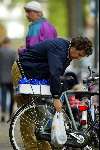 Amsterdam 2 juli 2002
Robert ten Brink doet boodchappen op de fiets