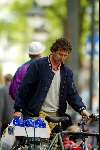 Amsterdam 2 juli 2002
Robert ten Brink doet boodchappen op de fiets