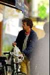 Amsterdam 2 juli 2002
Robert ten Brink doet boodchappen op de fiets