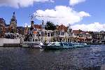Amsterdam, 24 Juli 2002
Koffiehuis bij Centraal Station met op de voorgrond de rondvaartboten Skoepenroute
Achtergrond Centraal Station