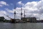Amsterdam, 24 Juli 2002
Het scheepvaartmuseum met op de voorgrond het VOC Schip
Sloepenroute