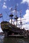 Amsterdam, 24 Juli 2002
Het scheepvaartmuseum met op de voorgrond het VOC Schip
Sloepenroute