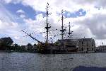 Amsterdam, 24 Juli 2002
Het scheepvaartmuseum met op de voorgrond het VOC Schip
Sloepenroute