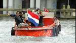 Amsterdam 16 juli 2003
Ans Marcus en George Benson varen op boot in amsterdamse grachten