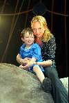 Amsterdam 8 juli 2003
Premiere circus Renz bij de RAI
Ariane Spier met zoontje op olifant