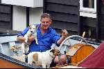 Amsterdam 8juli 2003
Hans v d Togt met zijn hondjes in zijn sloep voor zijn woonboot