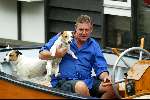 Amsterdam 8juli 2003
Hans v d Togt met zijn hondjes in zijn sloep voor zijn woonboot