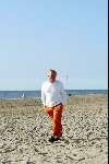 Noordwijk 22 juli 2003
Harry  Mens wandelend op het strand bij Hotel Huis ter Duin in Noordwijk