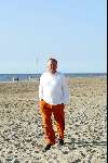 Noordwijk 22 juli 2003
Harry  Mens wandelend op het strand bij Hotel Huis ter Duin in Noordwijk