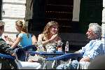 Amsterdam 9 juli 2003
Harry Mulisch met vrouw en dochter op terras op de pc hooftstraat