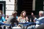 Amsterdam 9 juli 2003
Harry Mulisch met vrouw en dochter op terras op de pc hooftstraat