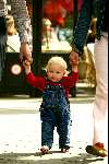 Amsterdam 3 juli 2003
Prins Bernhard jr Prinses Annette en hun dochterje Prinses Isabella met haar eerste stapjes