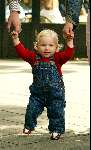 Amsterdam 3 juli 2003
Prins Bernhard jr Prinses Annette en hun dochterje Prinses Isabella met haar eerste stapjes