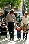 Amsterdam 3 juli 2003
Prins Bernhard jr Prinses Annette en hun dochterje Prinses Isabella met haar eerste stapjes