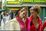 Amsterdam 17 juli 2003
Jennifer de Jong en Tatum Dagelet bij TV-opnames.
Brutale meiden