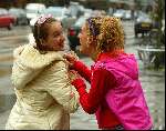 Amsterdam 17 juli 2003
Jennifer de Jong en Tatum Dagelet bij TV-opnames.
Brutale meiden