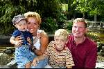 Wassenaar 8juli 2003
nieuwe show in duinrell
Mariska v Kolck met zoontjes en man