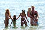 Marbella 25 juli 2003
Wino Omtzigt Sylvana Borsato Mary Borsato en Rossana Lima met kinderen bij Nicky Beach