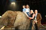 Amsterdam 8 juli 2003
Premiere circus Renz bij de RAI
Monique Collignon met man en kinderen bij olifant