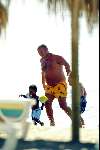 Marbella 26 juli 2003
Paul de Leeuw met Stefan Nugter en Kas op het strand