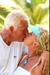 Benalmadena 26 juli 2003
Ria Valk met haar nieuwe vriend Herman kussend