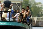 Amsterdam 15 juli 2003
Robbie Williams met tatoeage varend in de grachten van Amsterdam