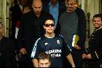 Amsterdam 18 juli 2003
Robbie Williams bij vertrek amstel hotel in real madrid shirt