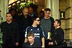 Amsterdam 18 juli 2003
Robbie Williams bij vertrek amstel hotel in real madrid shirt