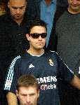 Amsterdam 18 juli 2003
Robbie Williams bij vertrek amstel hotel in real madrid shirt