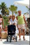 Marbella 25 juli 2003
Wino Omtzigt Sylvana Borsato Mary Borsato en Rossana Lima met kinderen bij nicky beach
