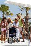 Marbella 25 juli 2003
Wino Omtzigt Sylvana Borsato Mary Borsato en Rossana Lima met kinderen bij nicky beach