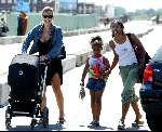 Amsterdam 12 juli 2003 
Tanja Jess met baby achter kinderwagen
