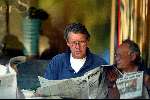 Amsterdam 16 juli 2003
Ursul de Geer leest krant op terras
