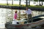 Loosdrecht 10 juli 2003
Vivian Boelen met een glaasje wijn op haar sloep