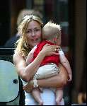 Amsterdam 21 juli 2003
Wendy v Dijk met Sem en vriendinnen op de pc hooftstraat