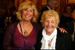 Amterdam 2 juli 2003
Premiere henk v d meyden in carre
Willeke Alberti met haar moeder Ria Alberti