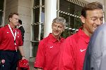 Amsterdam 30 juli 2004
Arsenal verlaat het Hilton hotel. 
Arsene Wenger