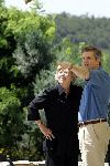 Tavernelle 9 juli 2004
Fotomoment op vakantie bij Prins Willem Alexander Maxima en prinses Amalia. Koningin Beatrix met Chris Breedveld