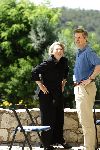 Tavernelle 9 juli 2004
Fotomoment op vakantie bij Prins Willem Alexander Maxima en prinses Amalia. Koningin Beatrix met Chris Breedveld