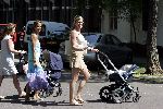 Amsterdam 29 juli 2004
Danielle Overgaag met Fiene en Dani Bles op Cornelis Schuytstraat