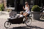Amsterdam 3 augustus 2004
Danielle Overgaag met Tijmen en Fiene in bakfiets.