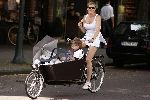 Amsterdam 3 augustus 2004
Danielle Overgaag met Tijmen en Fiene in bakfiets.